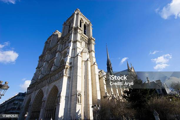 Notre Dame De Paris Francia - Fotografie stock e altre immagini di Ambientazione esterna - Ambientazione esterna, Architettura, Blu