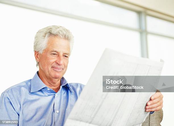 Бизнесмен Чтения Газеты — стоковые фотографии и другие картинки 50-59 лет - 50-59 лет, 55-59 лет, Белые волосы