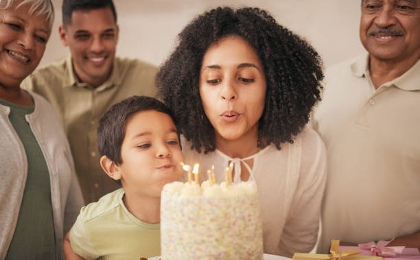 feliz cumpleaños, familia grande y niño con pastel soplando vela en un hogar para eventos para celebrar juntos en una casa. abuelos, felicidad y niño emocionado por el encuentro, sorpresa y regalo - birthday cake five people party fotografías e imágenes de stock