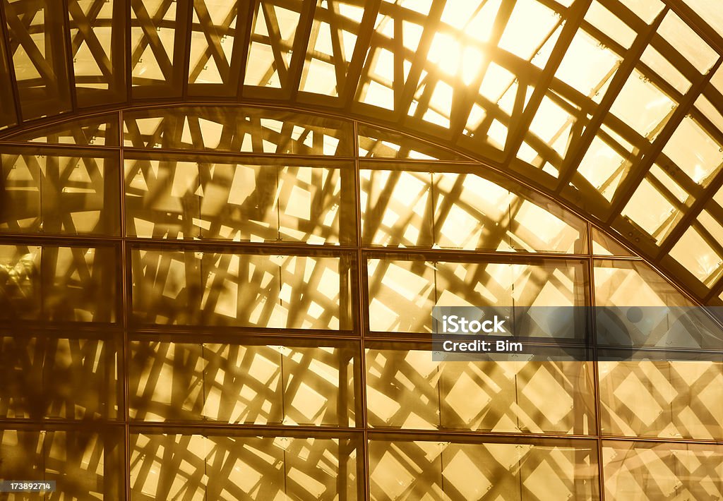 Pôr-do-sol, luz que flui através de teto de vidro - Foto de stock de Dourado - Descrição de Cor royalty-free