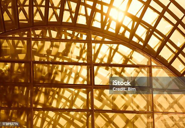 Foto de Pôrdosol Luz Que Flui Através De Teto De Vidro e mais fotos de stock de Dourado - Descrição de Cor - Dourado - Descrição de Cor, Ouro - Metal, Arquitetura