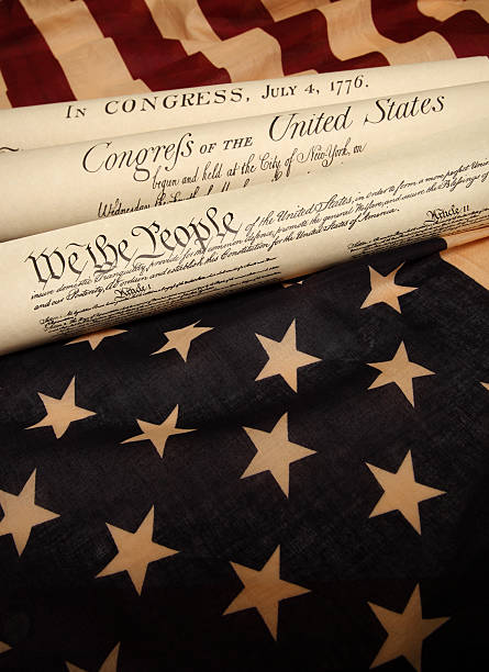 documentos da américa, história e a bandeira dos eua - us constitution patriotism fourth of july american revolution - fotografias e filmes do acervo