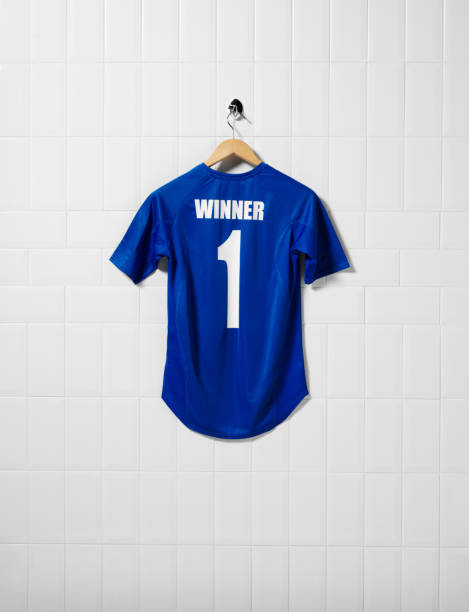 camisa azul real de fútbol - soccer uniform hanger t shirt hanging fotografías e imágenes de stock