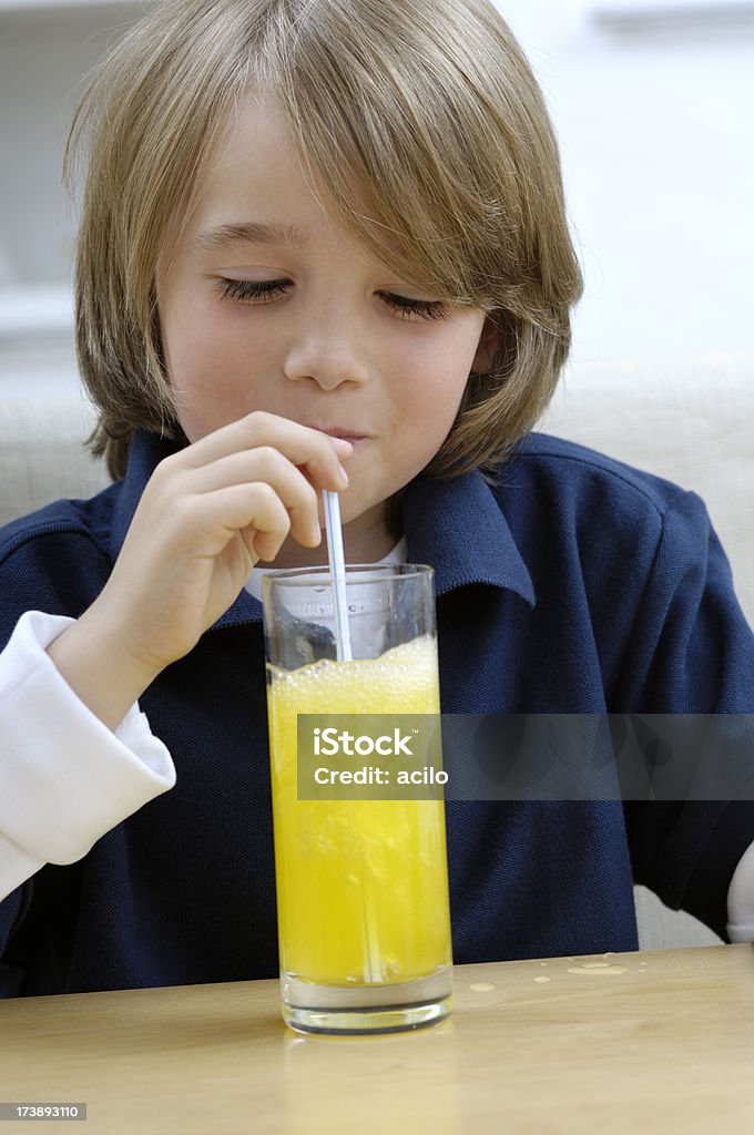 Little boy de una copa de limonada de orange - Foto de stock de Niño libre de derechos