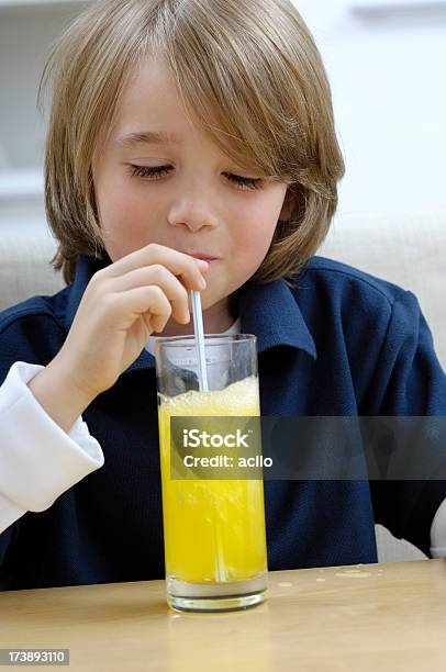 Photo libre de droit de Petit Garçon Avec Un Verre De Limonade Orange banque d'images et plus d'images libres de droit de Enfant - Enfant, Paille pour boire, 6-7 ans