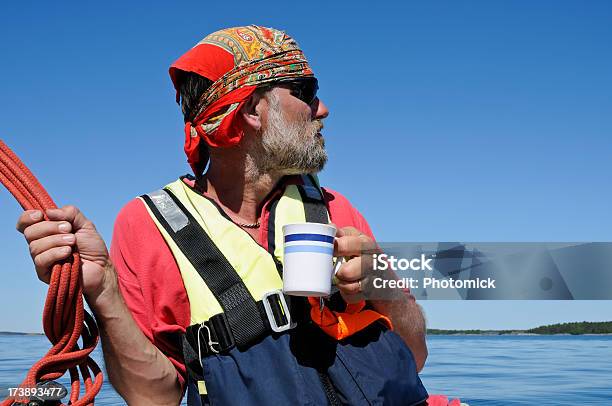 Sailor Mit Kaffeebecher Stockfoto und mehr Bilder von In den Vierzigern - In den Vierzigern, Kreuzfahrt, Menschen