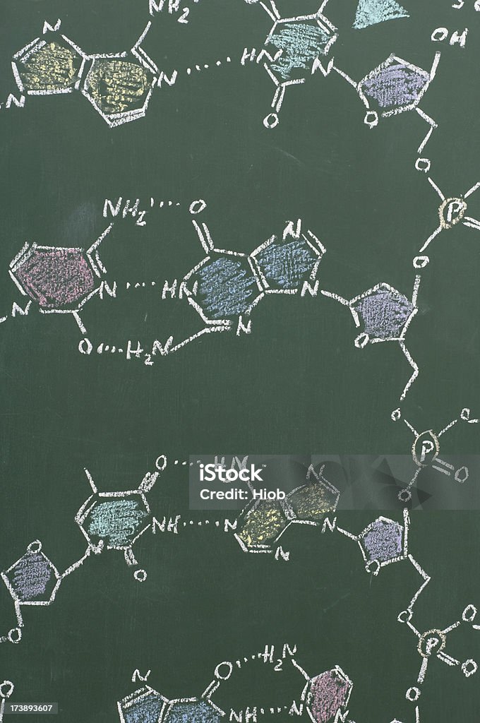 Химическая формула ДНК на доске - Стоковые фото Периодическая таблица роялти-фри