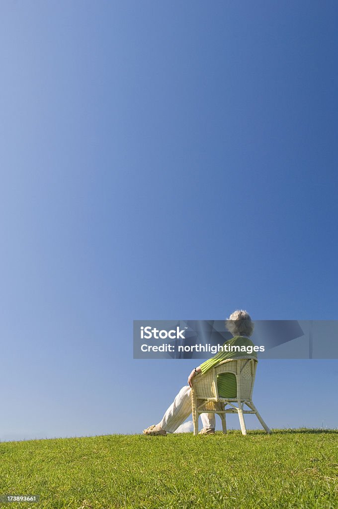 Mujer Senior relajante al aire libre - Foto de stock de 60-69 años libre de derechos