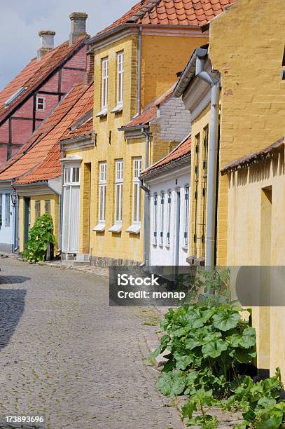 Pequeña Calle Y Old Casas Foto de stock y más banco de imágenes de Adoquinado - Adoquinado, Aire libre, Amarillo - Color