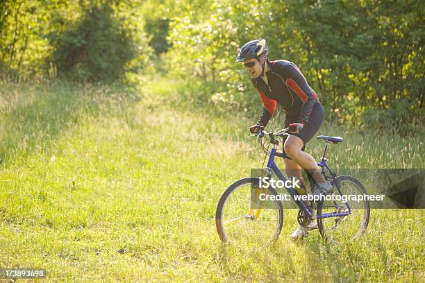 Człowiek Jazda Na Rowerze - zdjęcia stockowe i więcej obrazów Aktywny tryb życia - Aktywny tryb życia, Bicykl, Cała postać