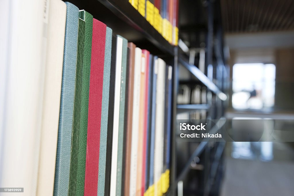 Estantería de libros en la biblioteca - Foto de stock de Arreglar libre de derechos