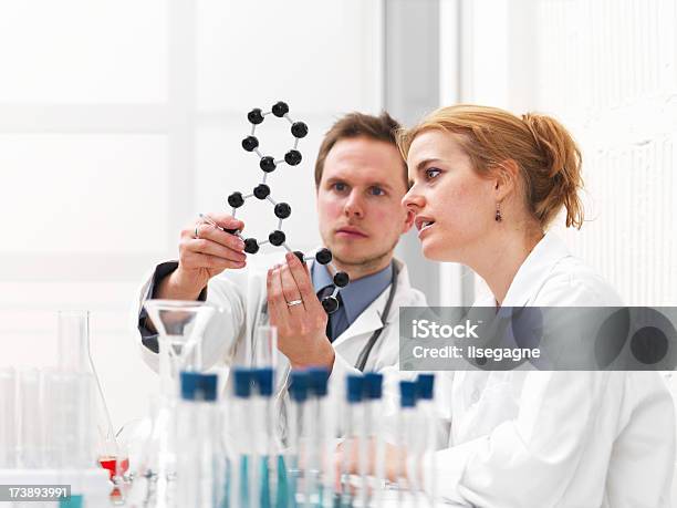 Foto de Pesquisador E Médico Olhando Em Uma Estrutura Molecular e mais fotos de stock de 25-30 Anos