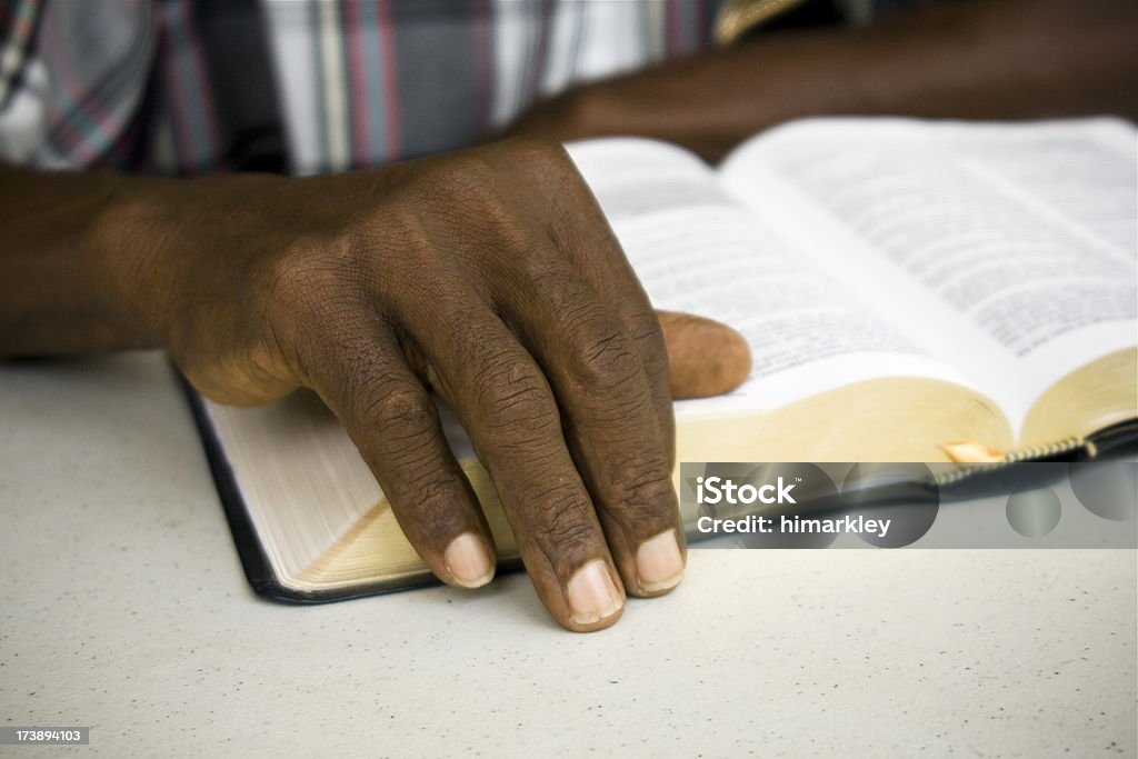 Sênior homem africano da mão repousando sobre a Bíblia. - Foto de stock de Bíblia royalty-free
