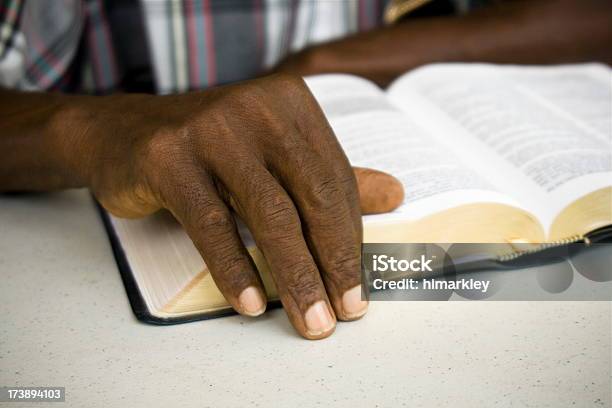 Foto de Sênior Homem Africano Da Mão Repousando Sobre A Bíblia e mais fotos de stock de Bíblia