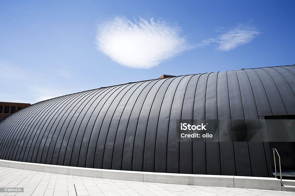 A moderna construção de telhado contra o céu azul - Foto de stock de Abstrato royalty-free