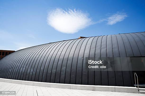 Foto de A Moderna Construção De Telhado Contra O Céu Azul e mais fotos de stock de Abstrato - Abstrato, Arquitetura, Azul