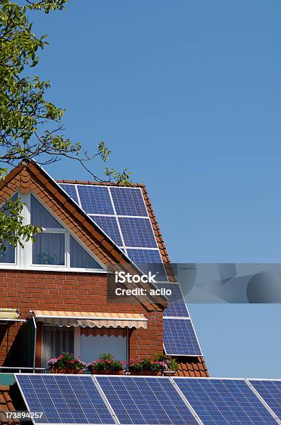 屋上のソーラーパネル - ソーラーパネルのストックフォトや画像を多数ご用意 - ソーラーパネル, 家, 太陽エネルギー
