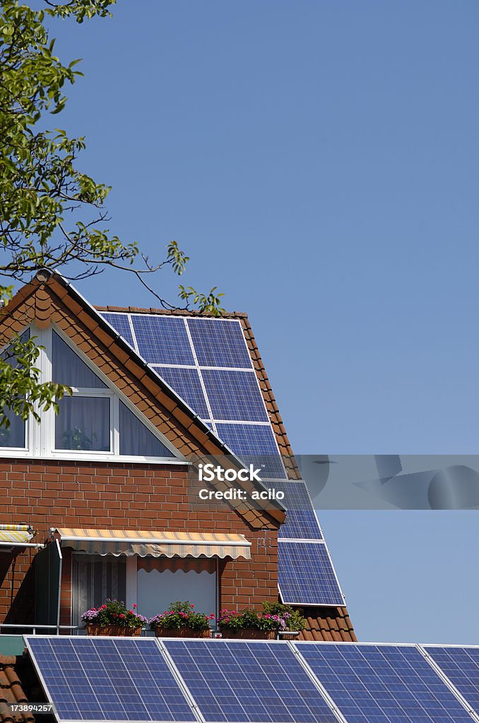 Panele słoneczne na dachu - Zbiór zdjęć royalty-free (Dom - Budowla mieszkaniowa)