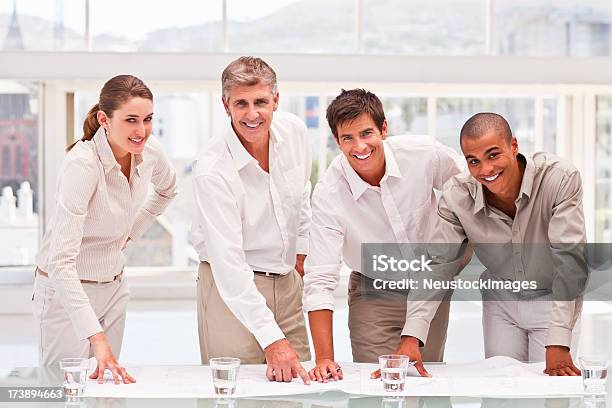 Ritratto Di Sorridente Colleghi Di Lavoro Nellufficio Di Pianificazione - Fotografie stock e altre immagini di 20-24 anni