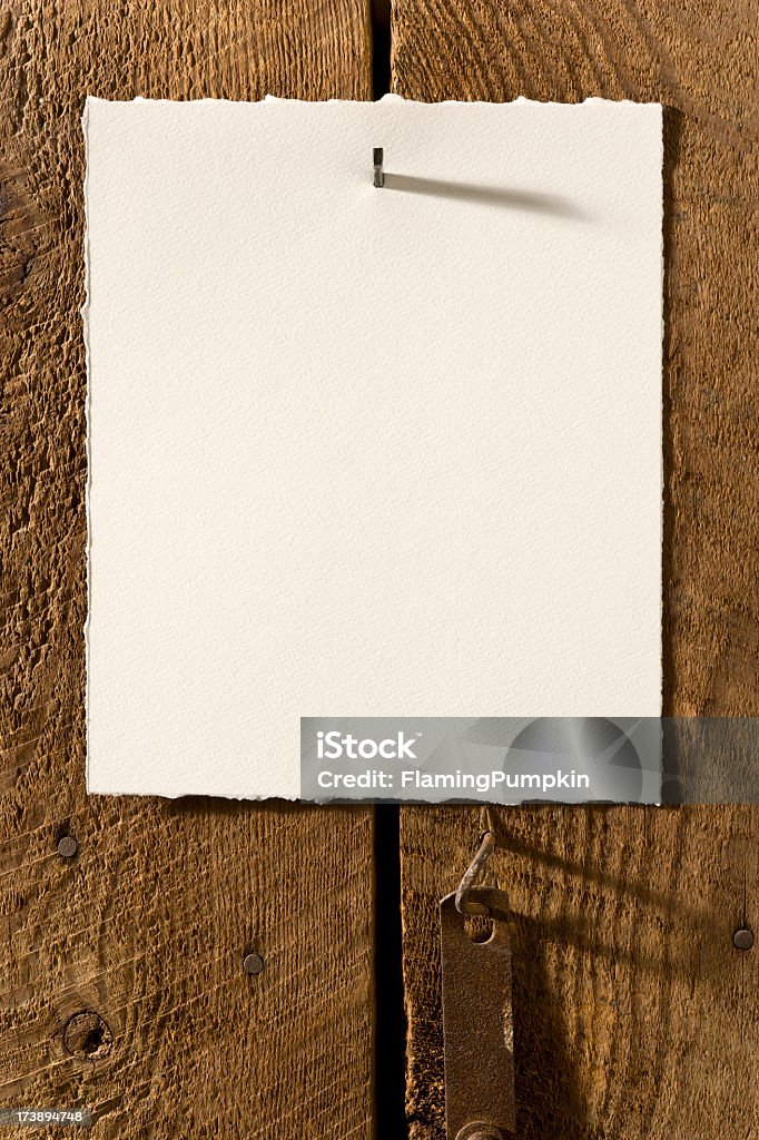 Leere strukturierten Papier zufrieden zu alten verwitterten Holz. Vertikale Sprungkraft - Lizenzfrei Alt Stock-Foto