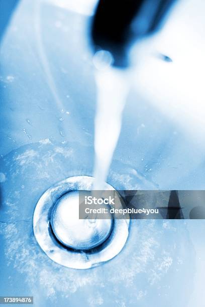 Flujo De Agua En Lavamanos Del Baño Foto de stock y más banco de imágenes de Abstracto - Abstracto, Agua, Agua del grifo