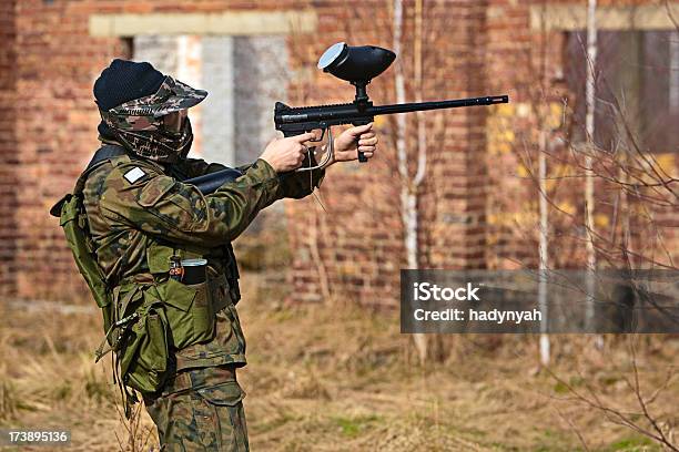 Foto de Paintball Player e mais fotos de stock de Adulto - Adulto, Agressão, Arma de Fogo