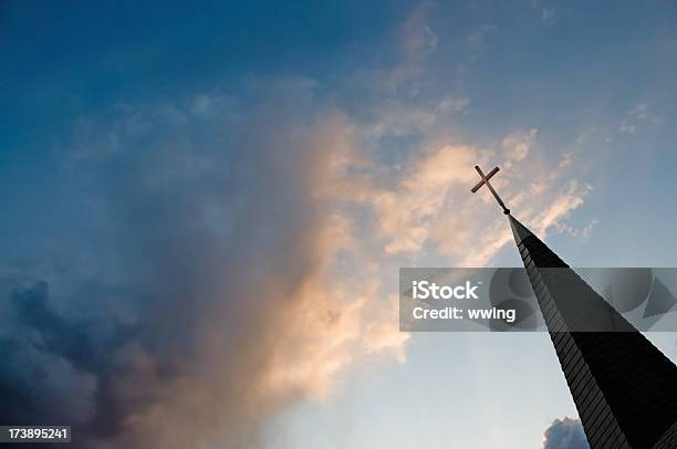 Alta Torre Con Guglia E Tramonto - Fotografie stock e altre immagini di Ambientazione esterna - Ambientazione esterna, Architettura, Chiesa