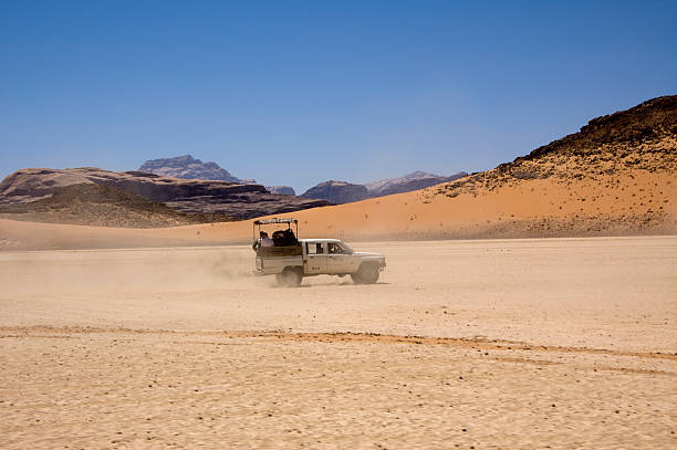 jeep trasy w pustyni arabskiej - sandscape zdjęcia i obrazy z banku zdjęć