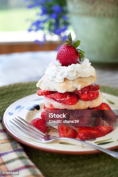 Bolo De Morango - Fotografias de stock e mais imagens de Bolo de Morango - Bolo de Morango, Fruta com Grão, Ao Ar Livre