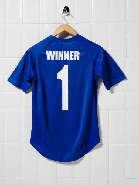 camisa azul de fútbol - soccer uniform hanger t shirt hanging fotografías e imágenes de stock