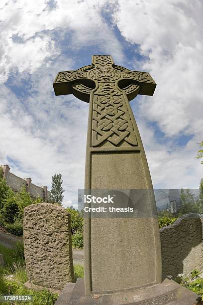 Cruz Celta Em Graveyard Urbano - Fotografias de stock e mais imagens de Cemitério - Cemitério, Cristianismo, Cruz - Forma