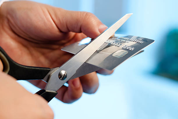 schere schneiden kreditkarte - home finances cutting scissors finance stock-fotos und bilder