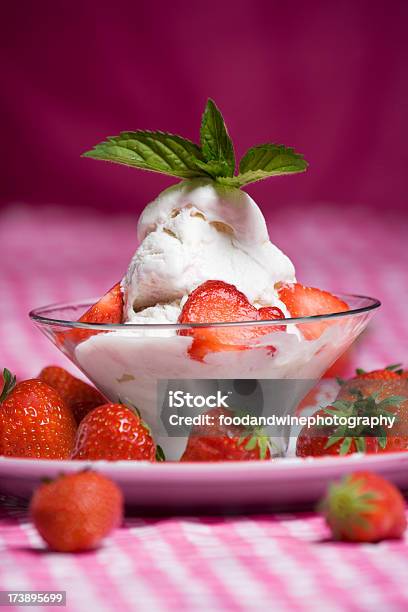 Foto de Sorvete De Morango e mais fotos de stock de Comida congelada - Comida congelada, Comida e bebida, Folha de menta - Culinária