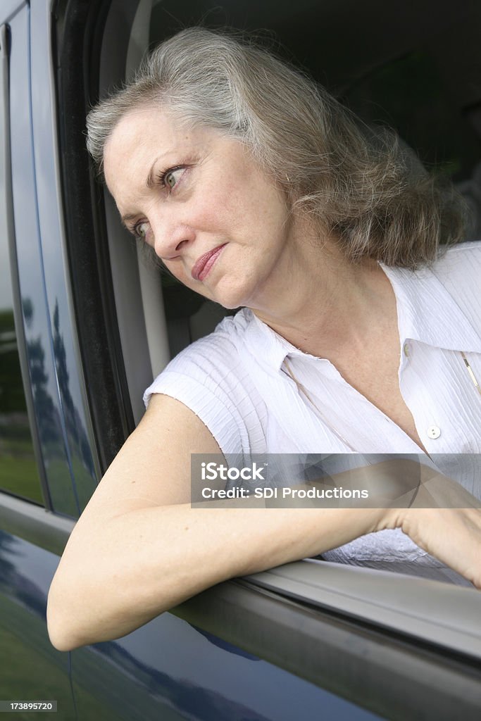 Depresión Senior mujer adulta espera en su coche - Foto de stock de 50-59 años libre de derechos