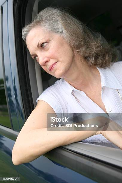 Foto de Velho Sozinho Deprimido Senior Adulto Mulher Esperando No Carro e mais fotos de stock de 50 Anos