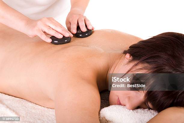 Junge Frau Die Massage Mit Warmen Steinen Stockfoto und mehr Bilder von Alternative Behandlungsmethode - Alternative Behandlungsmethode, Entspannung, Erwachsene Person