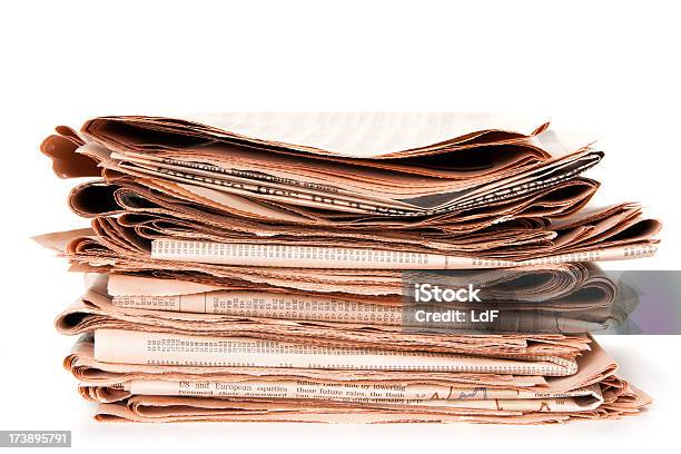 Foto de Pilha De Jornal Financeiro e mais fotos de stock de Fundo Branco - Fundo Branco, Jornal Financeiro, Pilha - Arranjo