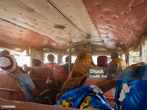 Photo libre de droit de Le Bus Pour Rien banque d'images et plus d'images libres de droit de Bus - Bus, Affluence, Foule