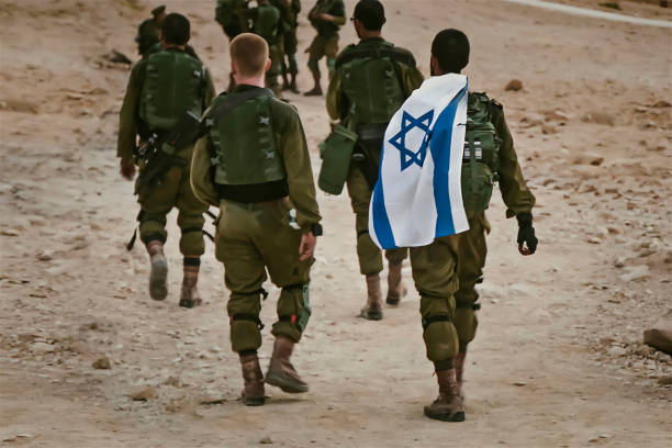 foto trasera de varios soldados del ejército de israel caminando con la bandera nacional de israel. - battalion fotografías e imágenes de stock