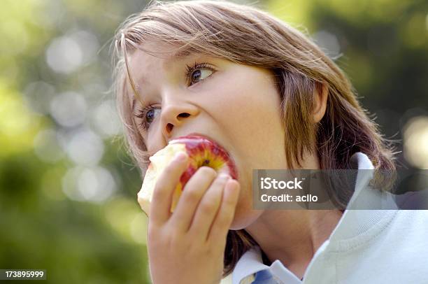 Мальчик Ест A Red Apple — стоковые фотографии и другие картинки 6-7 лет - 6-7 лет, Благополучие, Голова человека