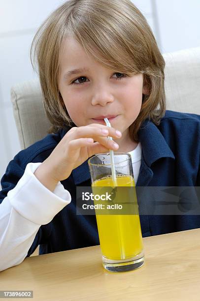 飲むオレンジのレモネード - ストローのストックフォトや画像を多数ご用意 - ストロー, 子供, 1人