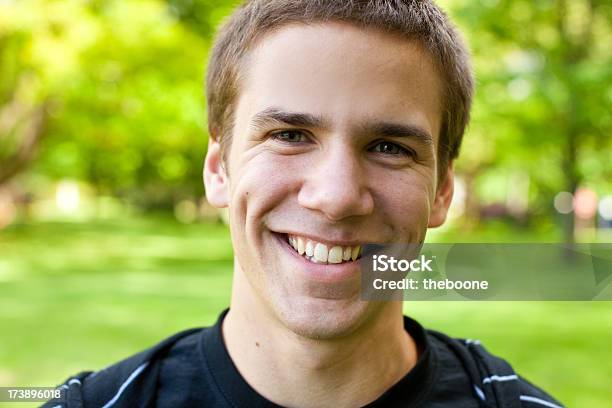 Foto de Retrato De Um Jovem Sorrindo Para A Câmera No Parque e mais fotos de stock de Olhar para a Câmera