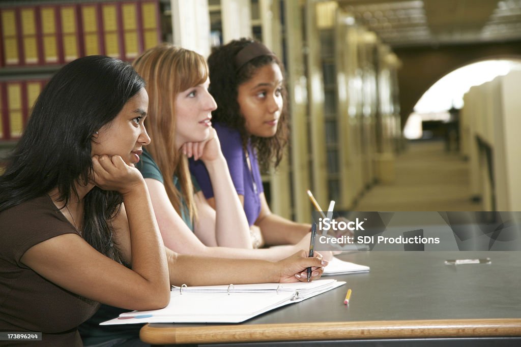 Feminino estudantes universitários concentrando-se em tomar notas - Foto de stock de 18-19 Anos royalty-free