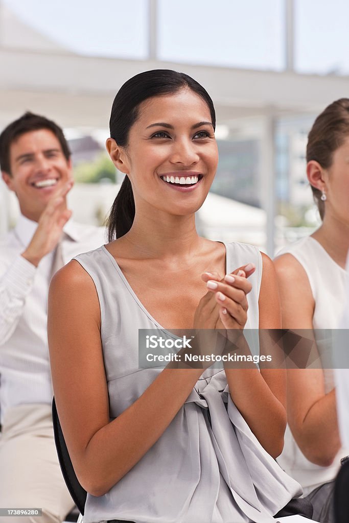 clapping mãos sorrindo colegas de trabalho - Foto de stock de 20 Anos royalty-free