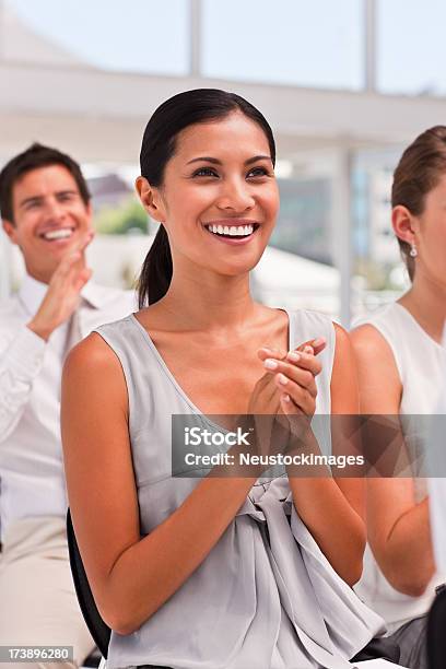 Foto de Clapping Mãos Sorrindo Colegas De Trabalho e mais fotos de stock de 20 Anos - 20 Anos, 20-24 Anos, Adulto