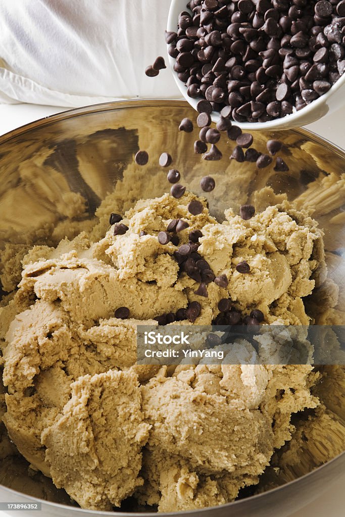 Hinzufügen von Schokolade-Chips und Cookie-Teig - Lizenzfrei Schokoladenkeks Stock-Foto