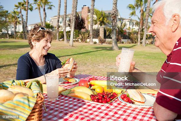 Senior Casal No Parque - Fotografias de stock e mais imagens de 60-64 anos - 60-64 anos, Adulto, Adulto maduro