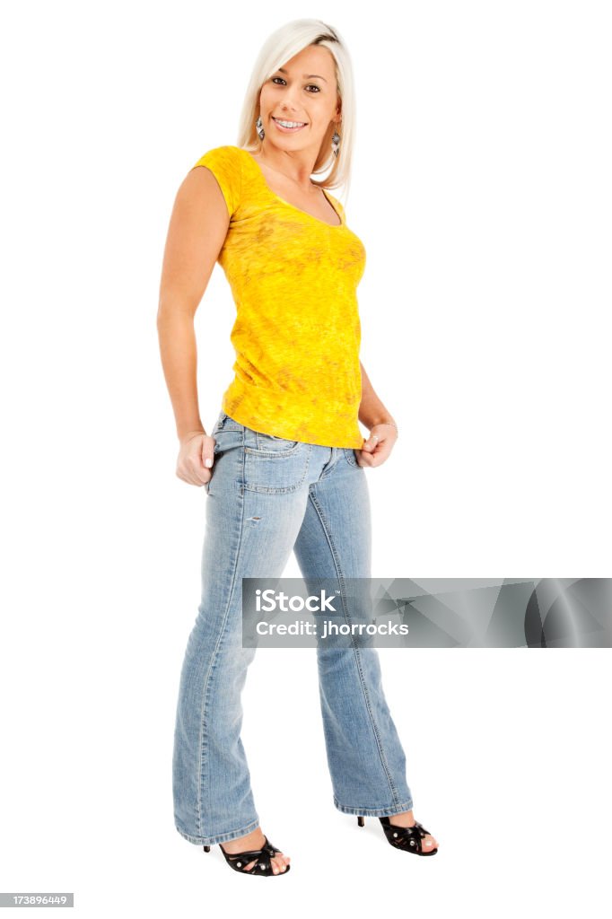 Jovem mulher loira em Jeans e amarelo Tshirt - Foto de stock de 20 Anos royalty-free