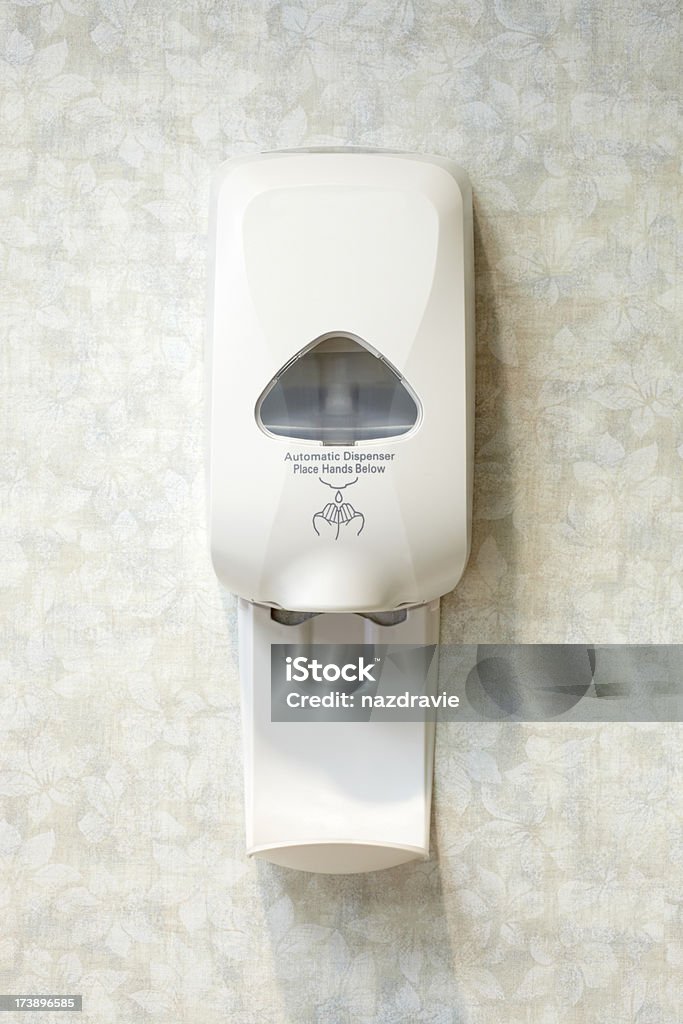 벽면 장착형 액체형 Hand Sanitizer 비누 투입기 - 로열티 프리 비누 용기 스톡 사진