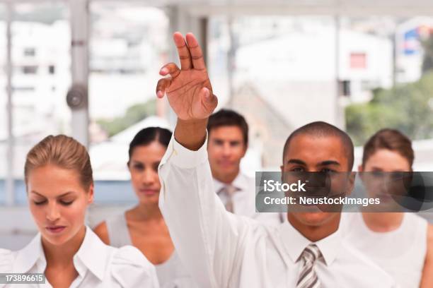 Grupo De Colegas De Trabalho Durante Uma Reunião - Fotografias de stock e mais imagens de 20-24 Anos - 20-24 Anos, 20-29 Anos, Adulto